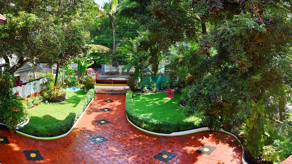 Homestay in Kochi — garden and entrance at The Colonel's Homestay, Vyttila Ernakulam